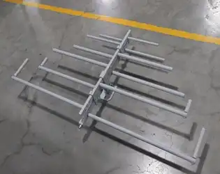 How does the Log Periodic Antenna achieve broadband operation?